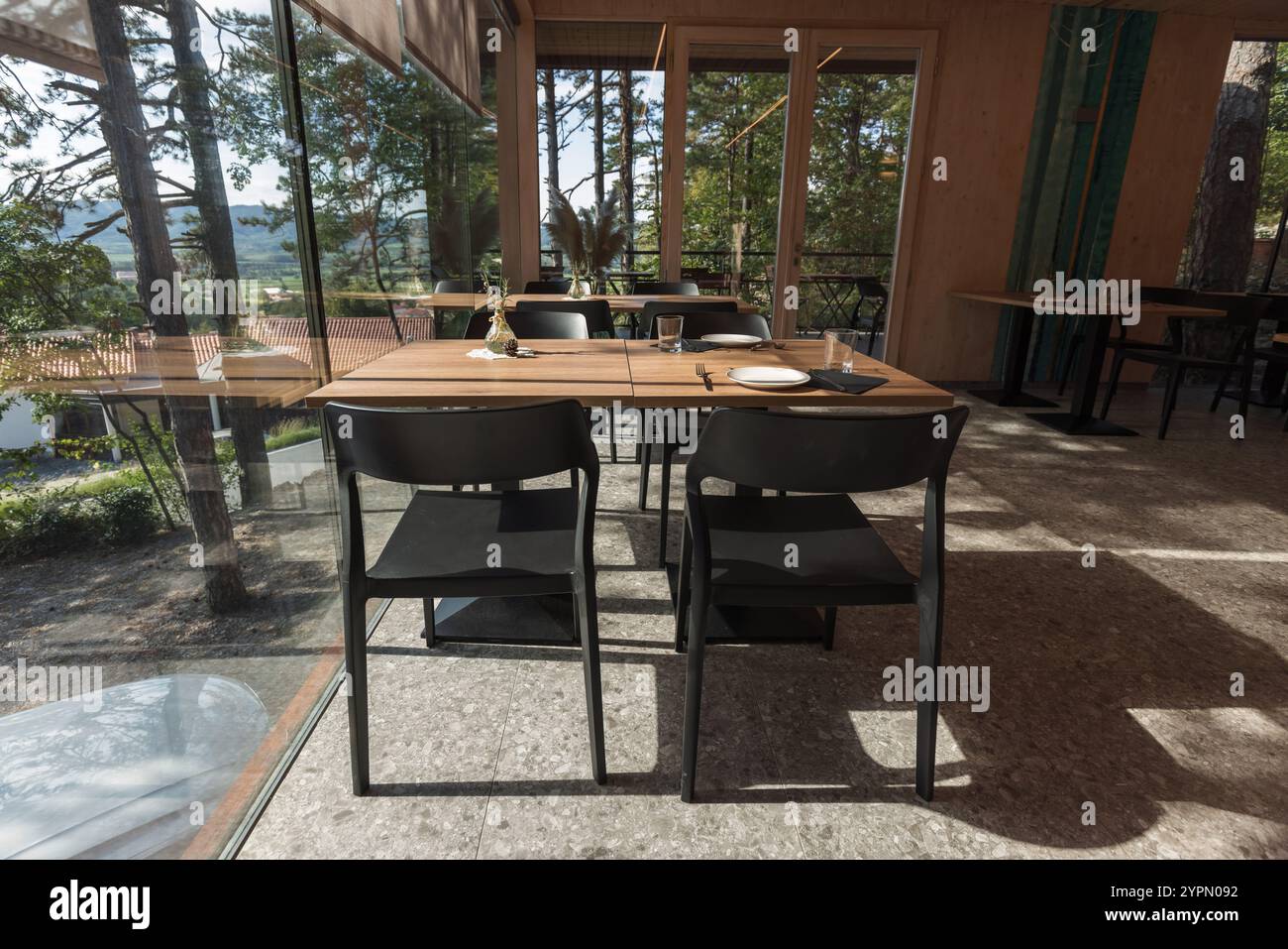 Cabane glamping avec restaurant en forêt. Banque D'Images