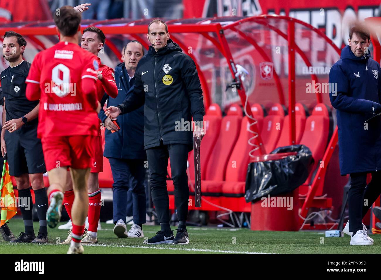 Enschede, pays-Bas. 1er décembre 2024. ENSCHEDE, PAYS-BAS - 1er DÉCEMBRE : quatrième match officiel de Wouter Wiersma lors du match néerlandais Eredivisie entre le FC Twente et Go Ahead Eagles au de Grolsch Veste le 1er décembre 2024 à Enschede, pays-Bas. (Photo de Peter Lous/Orange Pictures) crédit : Orange pics BV/Alamy Live News Banque D'Images