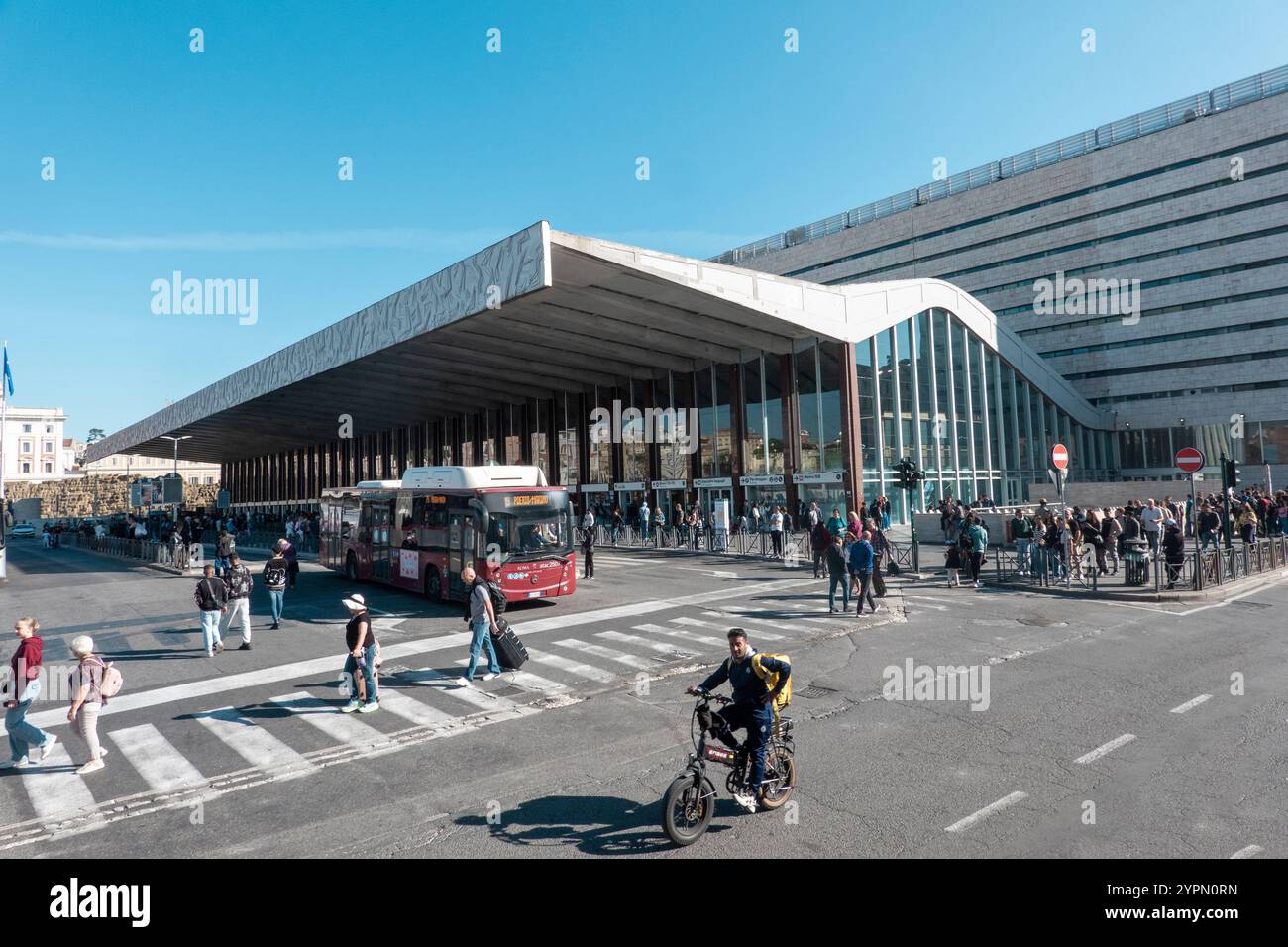 Rome, Italie - 3 novembre 2024 : une foule de personnes se réunit à Roma Termini (Stazione Termini), la principale gare ferroviaire de Rome, Italie. Banque D'Images