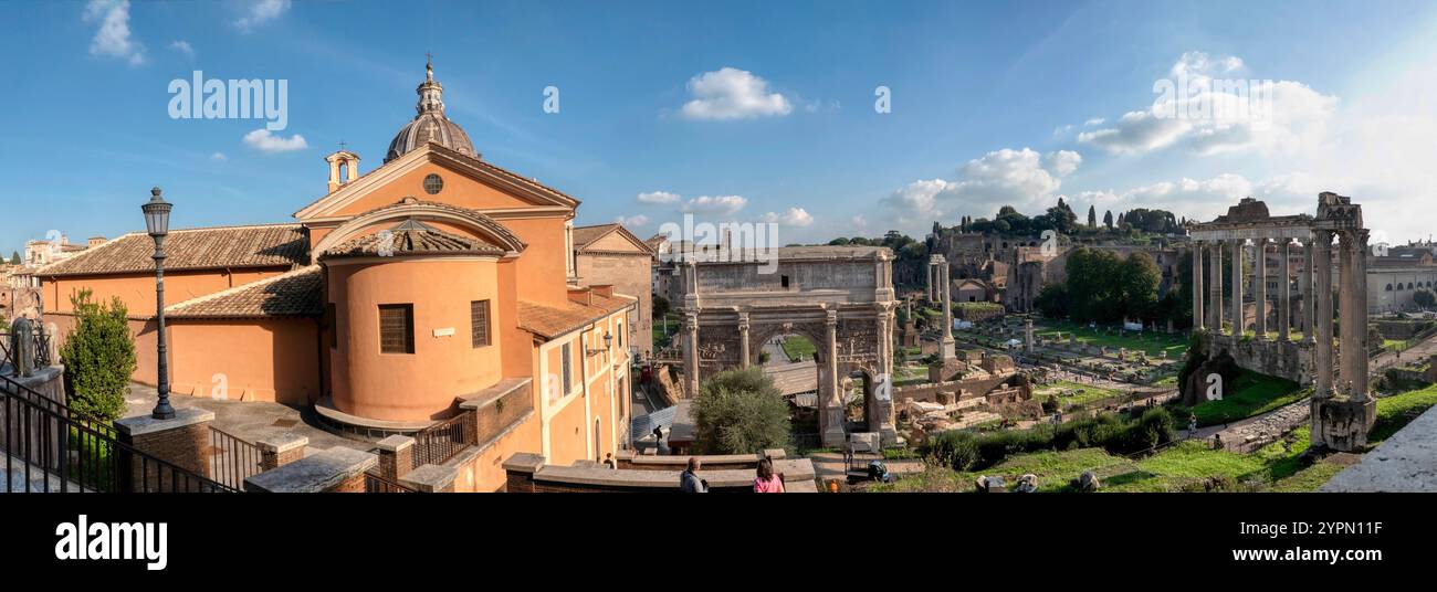 Rome, Italie - 4 novembre 2024 : vestiges architecturaux impressionnants de beaux bâtiments dans le Forum romain, situé dans la vieille ville de Rome. Banque D'Images