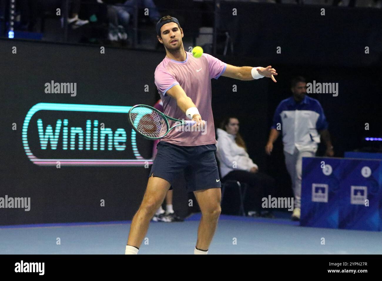 Saint-Pétersbourg, Russie. 1er décembre 2024. Karen Khachanov, de Russie, joue contre Alexander Bublik, du Kazakhstan (non visible) lors des trophées du tournoi international de tennis par équipes de Palmyre septentrionale 2024 à l'Arena. Score final : (Karen Khachanov 4:4, 4:4, 6:2 Alexander Bublik) crédit : SOPA images Limited/Alamy Live News Banque D'Images