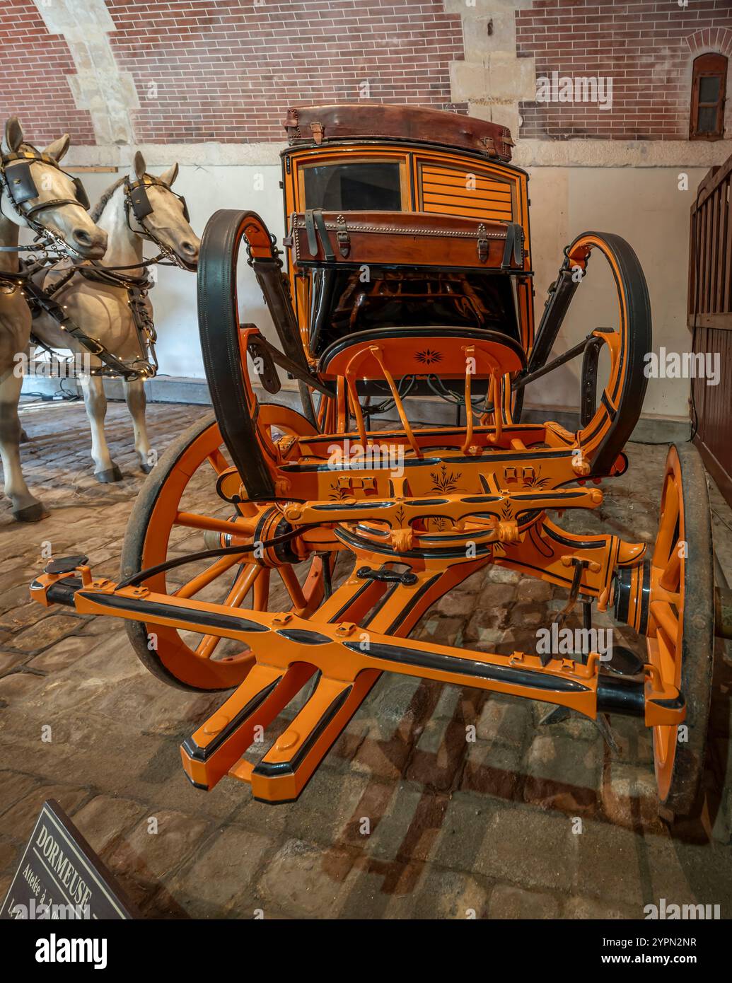 Maincy, France - 11 29 2024 : Musée de l'équipage. Voir les détails de la vue d'un chariot en bois à l'intérieur des écuries de Vaux-le-Vicomte Banque D'Images