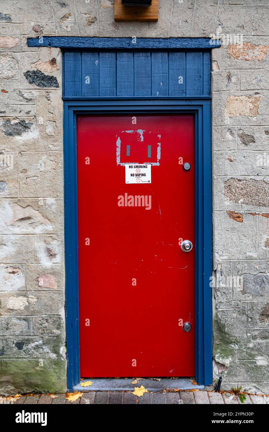 Porte rouge avec cadre bleu dans le magasin de détail. Banque D'Images