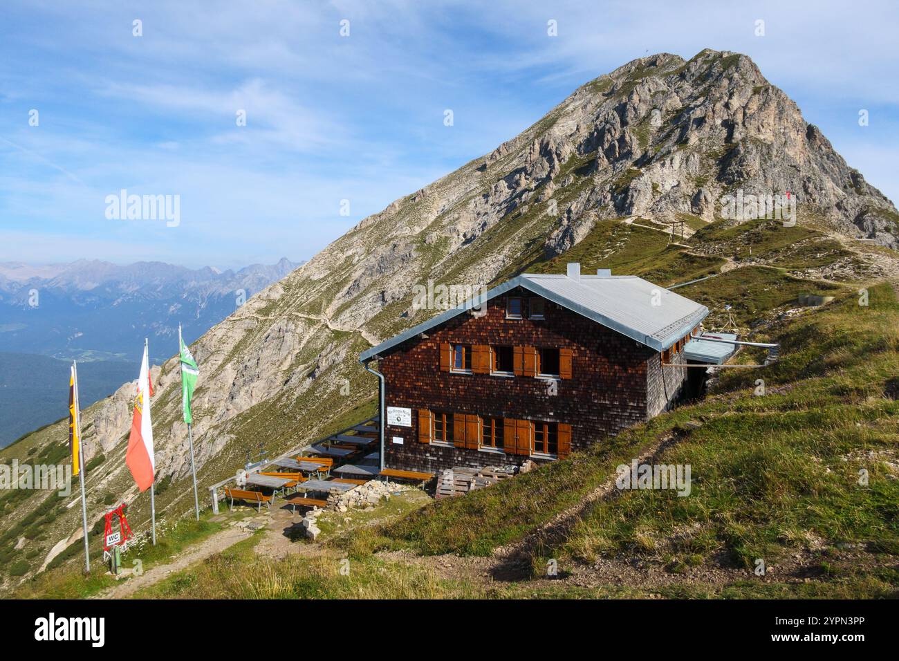Vue sur la cabane Nördlinger et le sommet de la montagne Reither Spitze. Chaîne de montagnes Karwendel. Alpes calcaires du Nord. Tyrol, Autriche. Europe. Banque D'Images