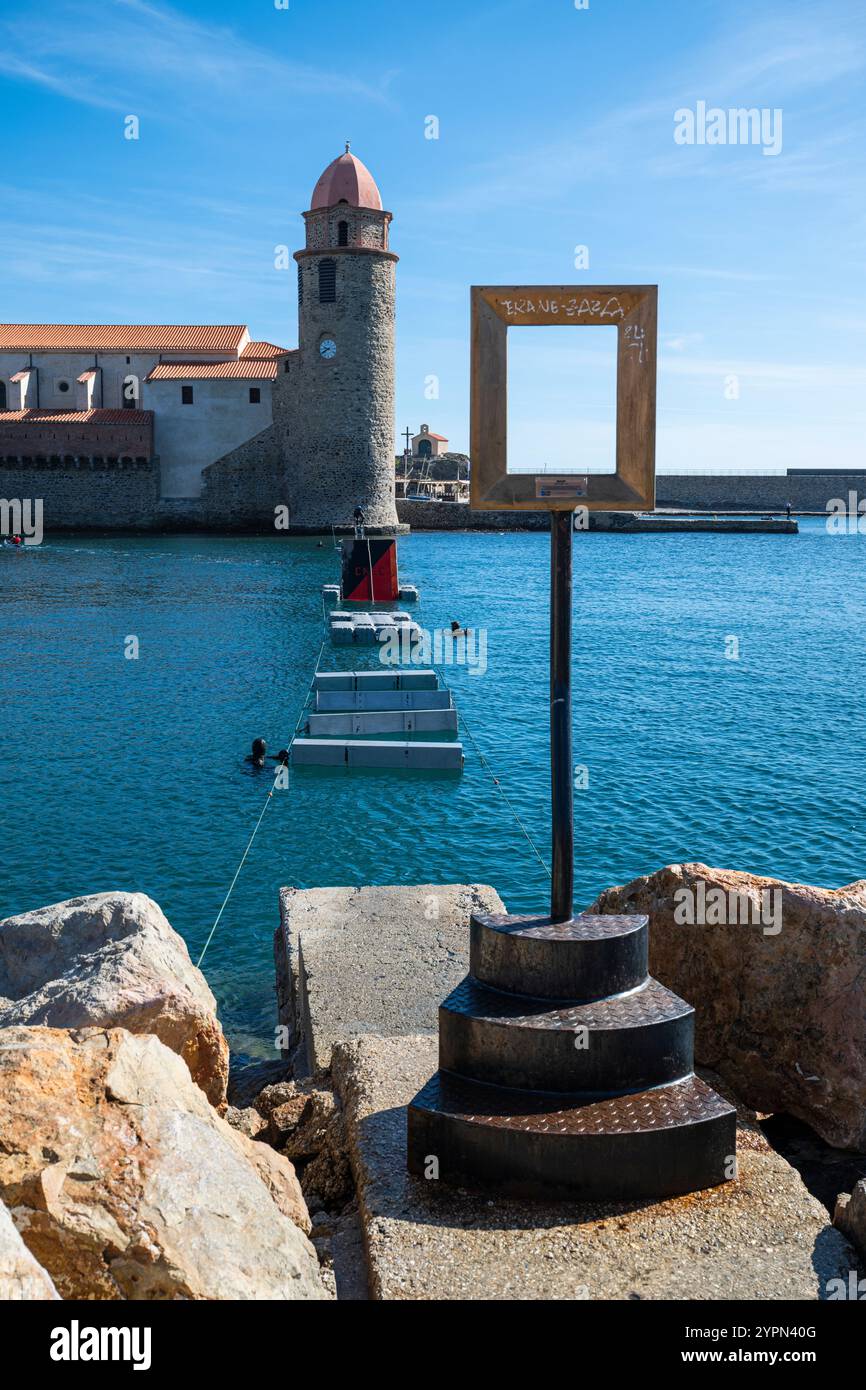 Cadre sur stèle avec perspective de peintre devant le cours d'eau pour la formation des soldats de la Marine française dans le port de Collioure, France Banque D'Images