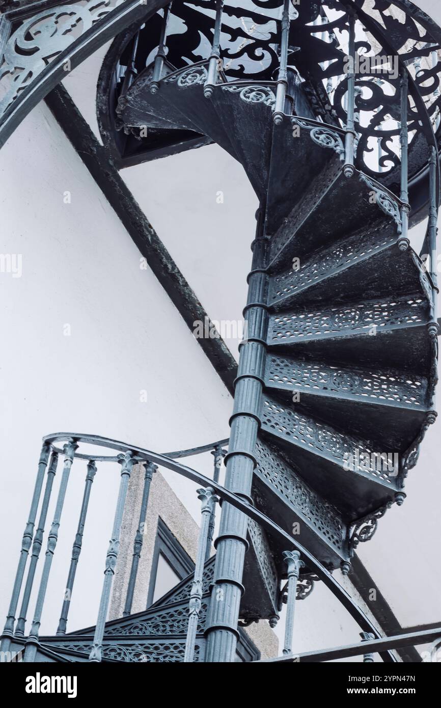 Matosinhos, Portugal, 31 décembre 2023 : escalier en spirale en fer orné - détail architectural Banque D'Images