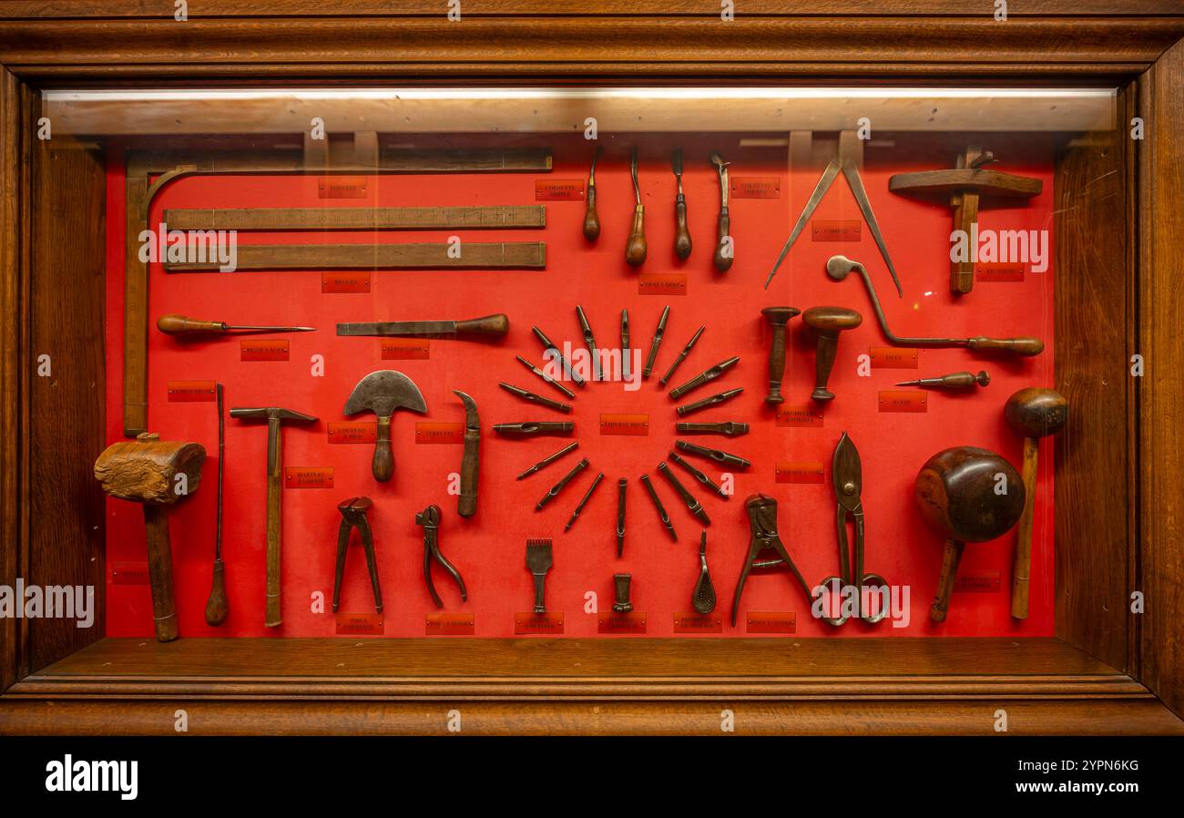 Maincy, France - 11 29 2024 : Musée de l'équipage. Voir les détails d'une forge et de ses outils à l'intérieur des écuries de Vaux-le-Vicomte Banque D'Images