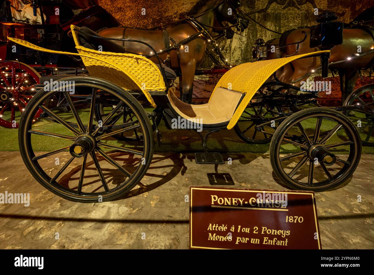 Maincy, France - 11 29 2024 : Musée de l'équipage. Voir les détails d'un chariot en bois à l'intérieur des écuries de Vaux-le-Vicomte Banque D'Images