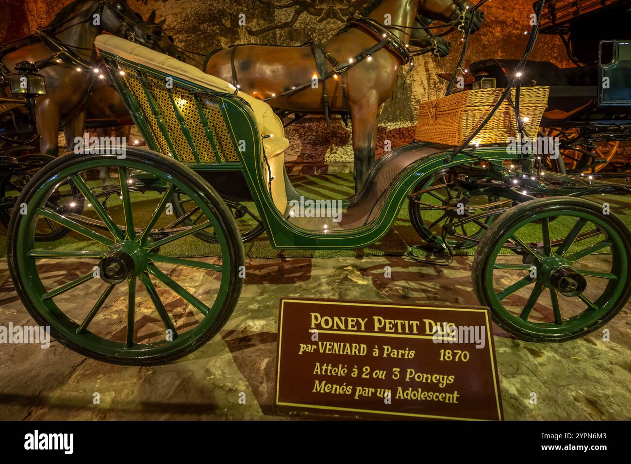 Maincy, France - 11 29 2024 : Musée de l'équipage. Voir les détails d'un chariot en bois à l'intérieur des écuries de Vaux-le-Vicomte Banque D'Images