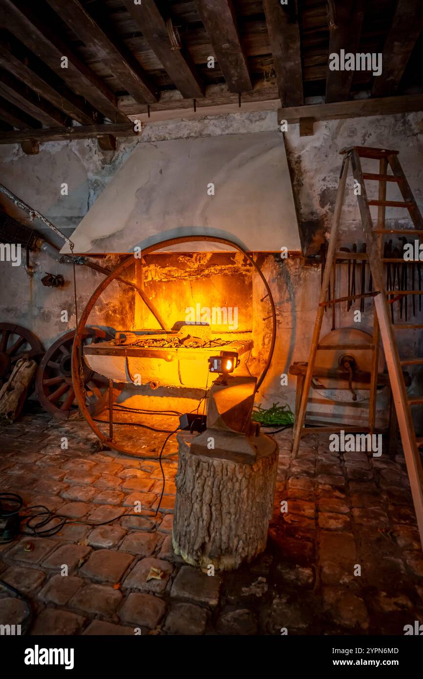 Maincy, France - 11 29 2024 : Musée de l'équipage. Voir les détails d'une forge et de ses outils à l'intérieur des écuries de Vaux-le-Vicomte Banque D'Images
