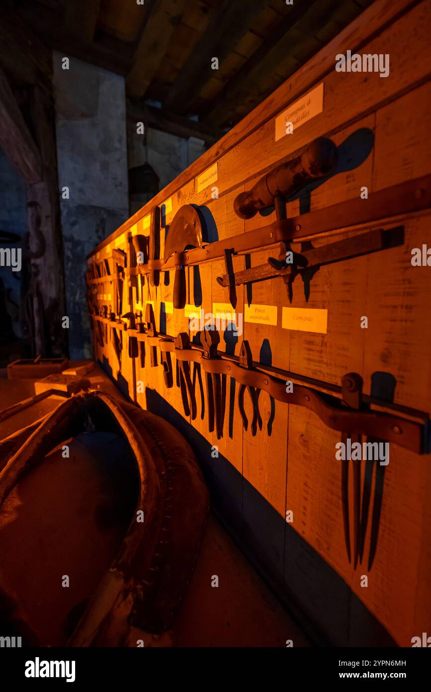 Maincy, France - 11 29 2024 : Musée de l'équipage. Voir les détails d'une forge et de ses outils à l'intérieur des écuries de Vaux-le-Vicomte Banque D'Images
