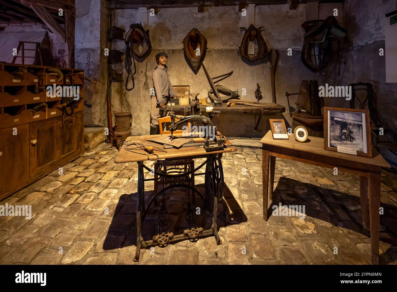 Maincy, France - 11 29 2024 : Musée de l'équipage. Voir les détails d'une forge et de ses outils à l'intérieur des écuries de Vaux-le-Vicomte Banque D'Images