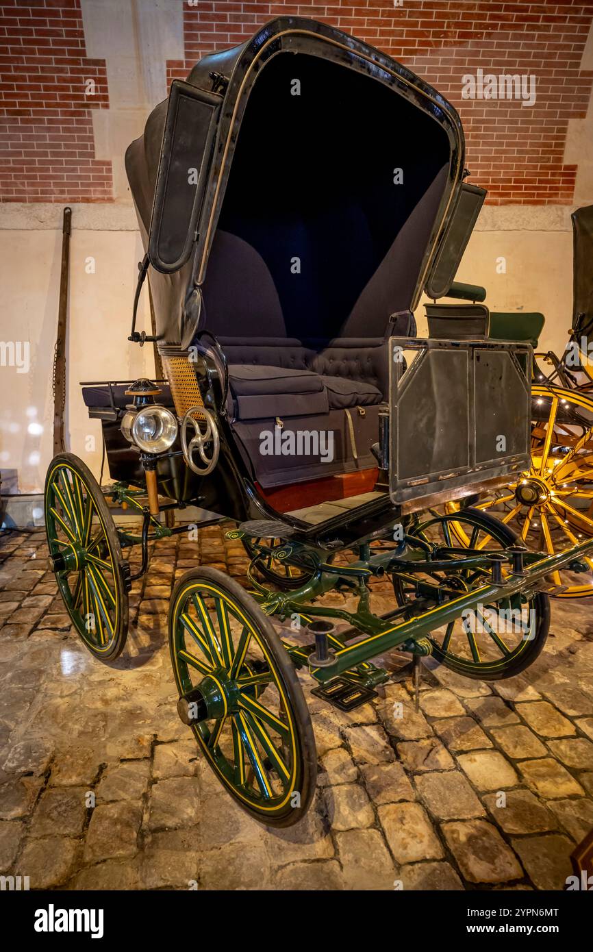 Maincy, France - 11 29 2024 : Musée de l'équipage. Voir les détails d'un chariot en bois à l'intérieur des écuries de Vaux-le-Vicomte Banque D'Images