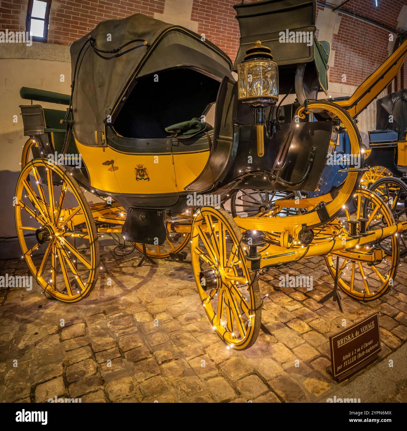Maincy, France - 11 29 2024 : Musée de l'équipage. Voir les détails d'un chariot en bois à l'intérieur des écuries de Vaux-le-Vicomte Banque D'Images