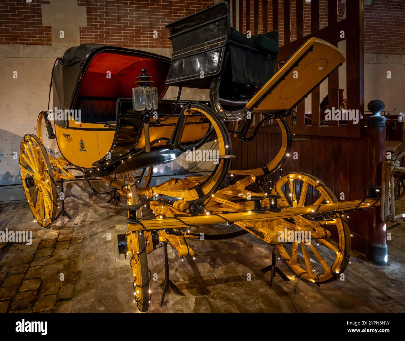 Maincy, France - 11 29 2024 : Musée de l'équipage. Voir les détails d'un chariot en bois à l'intérieur des écuries de Vaux-le-Vicomte Banque D'Images