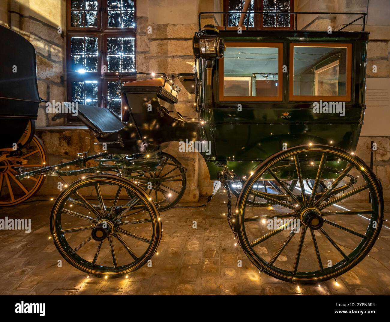 Maincy, France - 11 29 2024 : Musée de l'équipage. Voir les détails d'un chariot en bois à l'intérieur des écuries de Vaux-le-Vicomte Banque D'Images