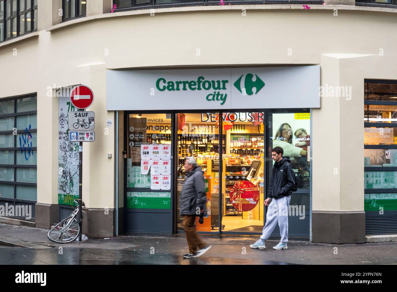Une succursale de Carrefour City dans la rue Beaubourg, Paris. Banque D'Images