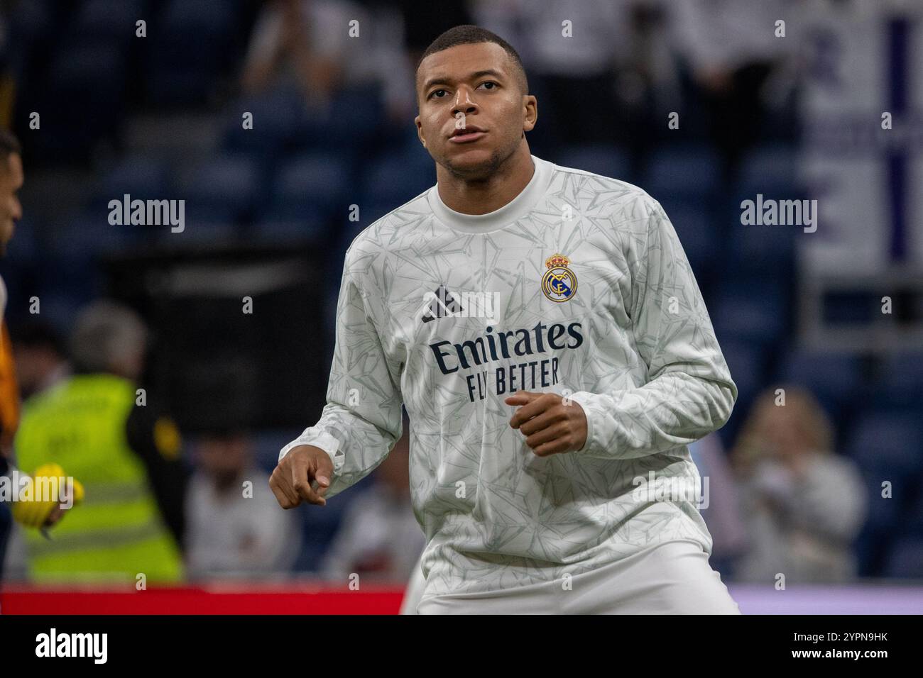 Madrid, Espagne. 1er décembre 2024. Kylian Mbappé, joueuse du Real Madrid, s'échauffe lors d'un match de Ligue espagnole entre le Real Madrid et Getafe cet après-midi au stade Santiago Bernabeu crédit : D. Canales Carvajal/Alamy Live News Banque D'Images