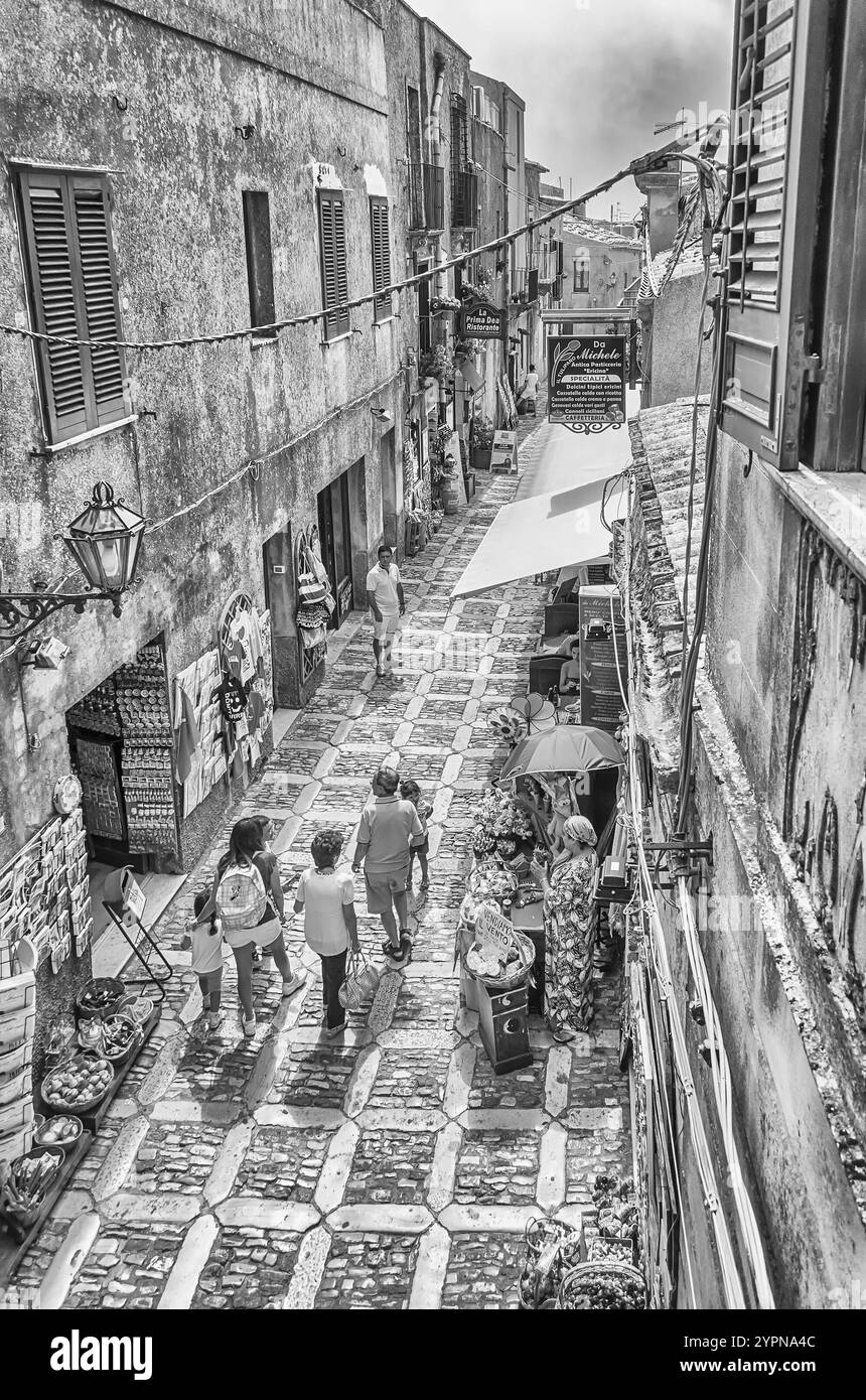 ERICE, ITALIE - AOÛT 29 : ancienne rue médiévale pavée de pierre dans la ville d'Erice, Sicile, Italie, vue le 29 août 2014 Banque D'Images