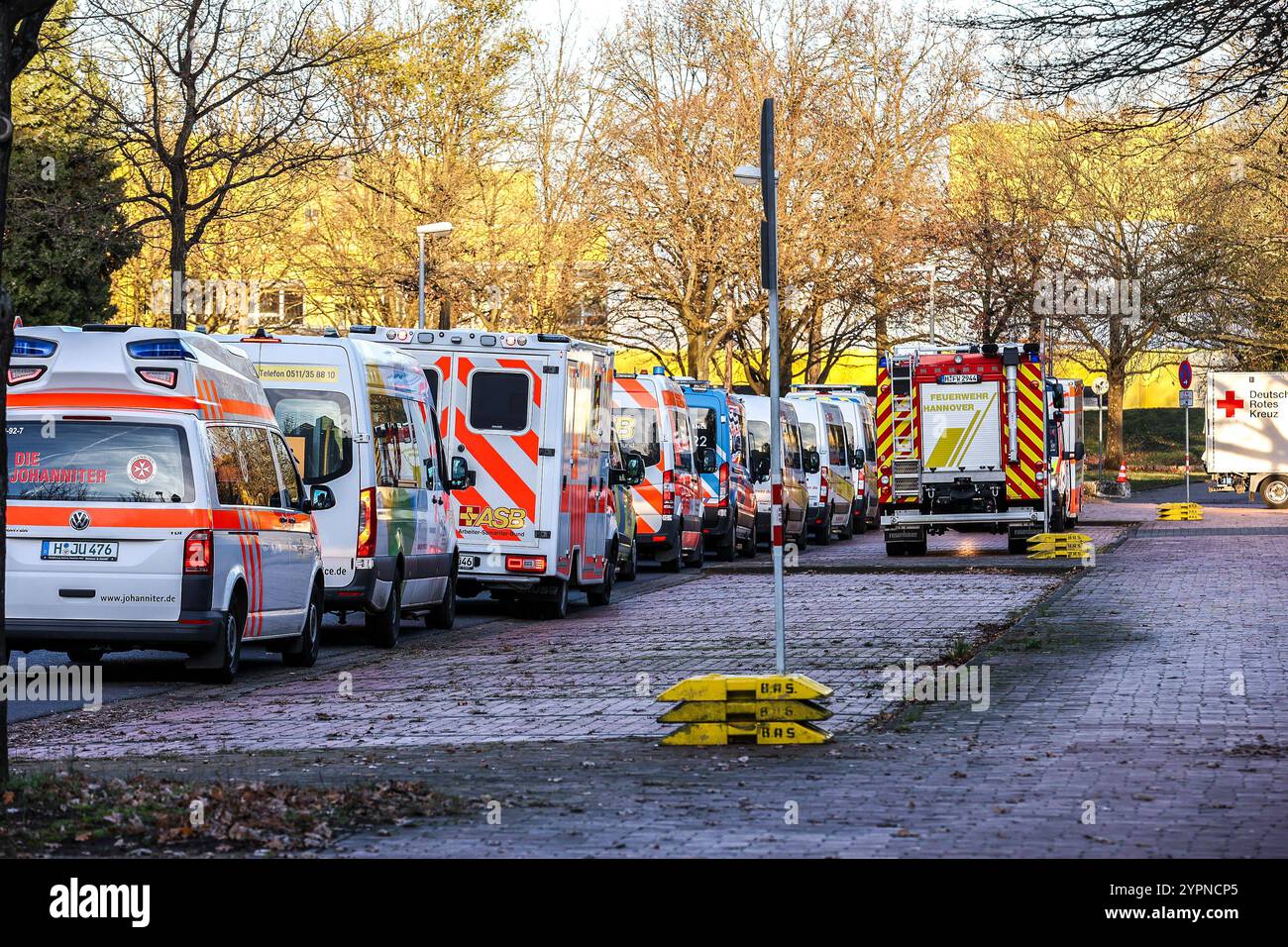 Amerikanische Fünf-Zentner-bombe im Neubaufeld der Medizinischen Hochschule Hannover MHH entschärft Evakuierung von 9000 Menschen Hannover, Integrierte Gesamtschule Roderbruch : Kranken- und Rettungswagen stehen an der Betreuungsstelle für den Rücktransport bereit. Mehr als 216 Evakuierte hielten sich in dieser Betreuungsstelle auf. Hanovre Hannonver, Groß-Buchholz Niedersachsen, région de Hanovre Allemagne *** bombe américaine à cinq-centres désamorcée dans la nouvelle zone de construction de l'école de médecine de Hanovre évacuation de 9000 personnes Hanovre, l'école intégrée complète Roderbruch ambulances et Banque D'Images