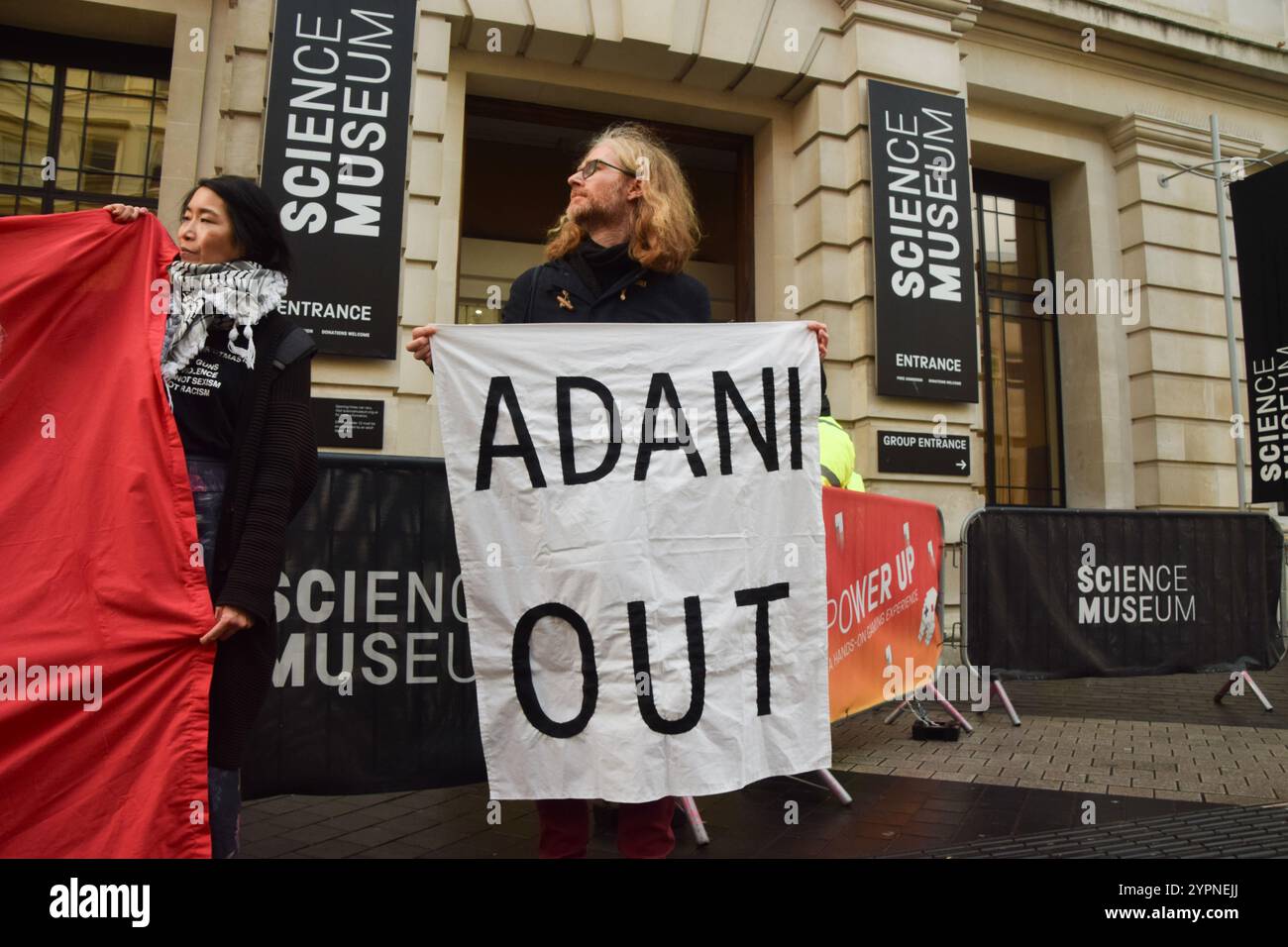 Londres, Angleterre, Royaume-Uni. 1er décembre 2024. Des activistes organisent une manifestation devant le Musée des Sciences contre le parrainage d'Adani. La société, dont le fondateur et président Gautam Adani fait face à des accusations de fraude aux États-Unis, est le plus grand producteur mondial de charbon et, disent les militants, a des liens avec les fabricants d'armes qui approvisionnent Israël. (Crédit image : © Vuk Valcic/ZUMA Press Wire) USAGE ÉDITORIAL SEULEMENT! Non destiné à UN USAGE commercial ! Crédit : ZUMA Press, Inc/Alamy Live News Banque D'Images