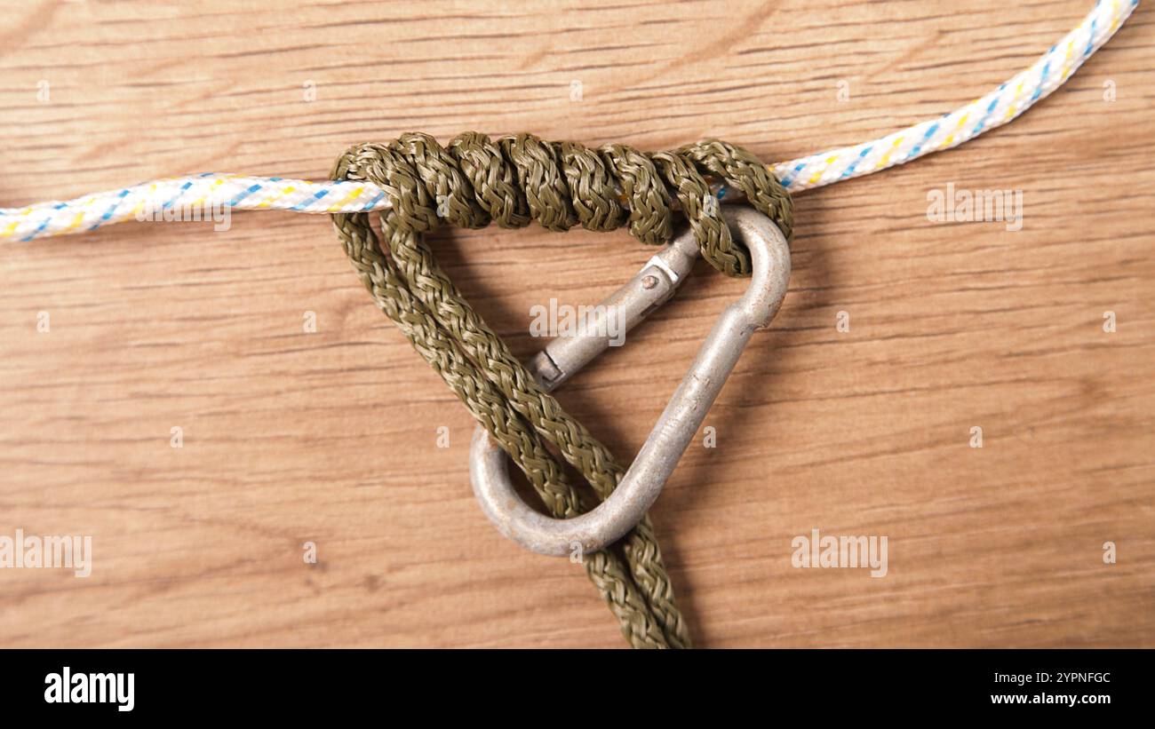 Mousqueton et corde. Saisie oblique. Klemheist Knot autrichien. Escalade et applications nautiques. Banque D'Images