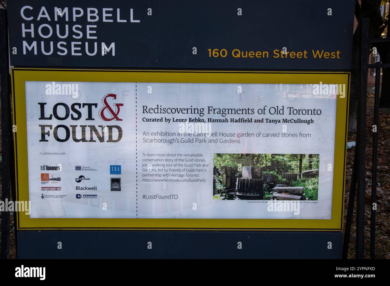 Campbell House Museum panneau Lost & Found sur Queen Street West dans le centre-ville de Toronto, Ontario, Canada Banque D'Images