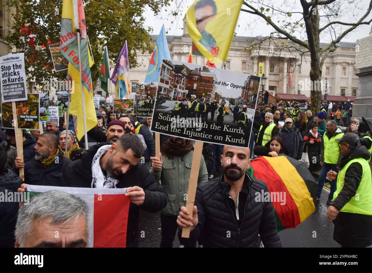 Londres, Royaume-Uni. 1er décembre 2024. Des manifestants défilent sur Trafalgar Square en solidarité avec les Kurdes en réponse aux récentes arrestations de membres de la communauté kurde à Londres par la police antiterroriste. Crédit : Vuk Valcic/Alamy Live News Banque D'Images