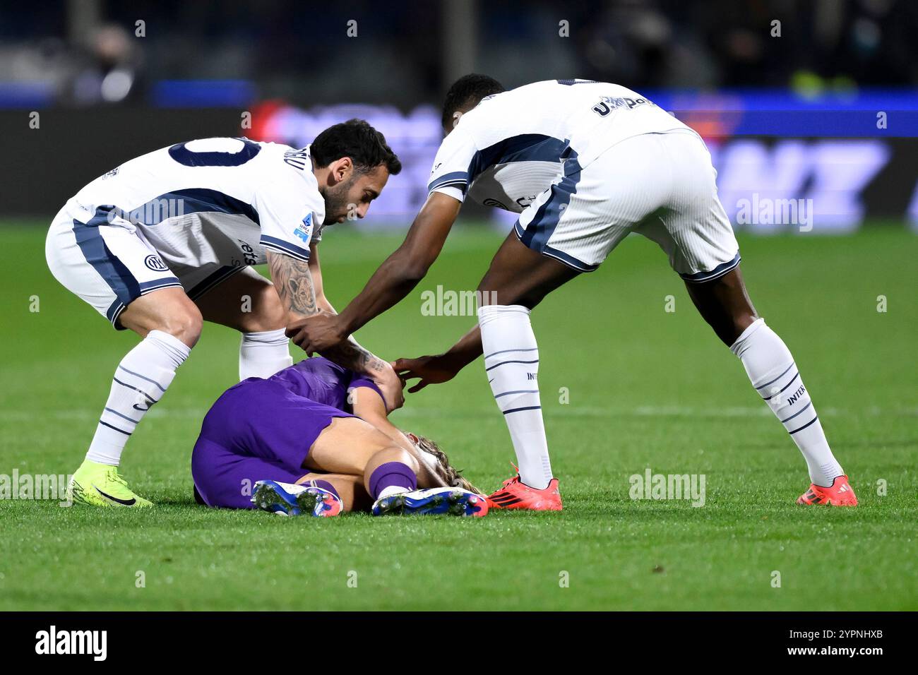 Florence, Italie. 1er décembre 2024. Edoardo Bove de l'ACF Fiorentina est secouru après avoir perdu connaissance et être tombé au sol lors du match de Serie A entre l'ACF Fiorentina et le FC Internazionale au stade Artemio franchi de Firenze (Italie), le 1er décembre 2024. Crédit : Insidefoto di andrea staccioli/Alamy Live News Banque D'Images