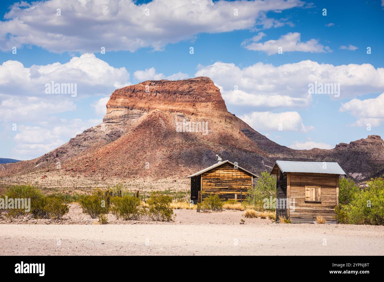 Bâtiments en bois et vue sur Santa Elena Canyon dans le quartier historique de Castolon du parc national de Big Bend. Banque D'Images