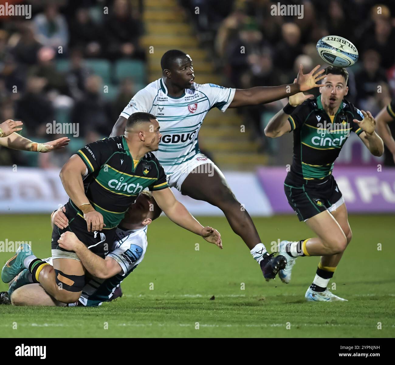 Tom James de Northampton et AFO Fasogbon de Gloucester en action lors du Gallagher Premiership Rugby match entre Northampton Saints et Gloucester Rugby au Cinch Stadium le 30 novembre 2024 à Londres, en Angleterre. Banque D'Images