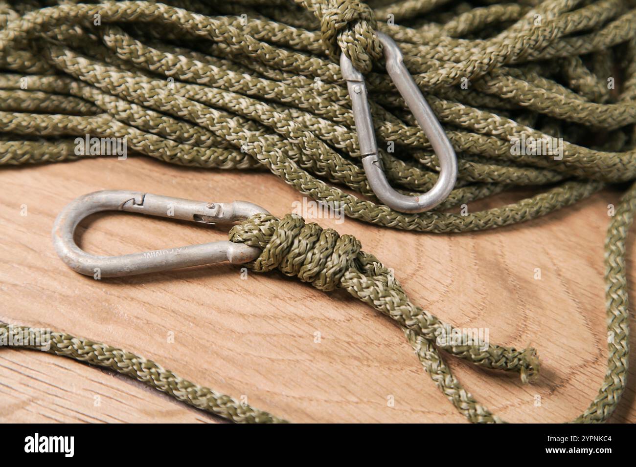 Nœuds à grimper. Mousqueton, nœuds glissants, nœuds de renforcement, nœud de pendule. Khaki militaire, survie, équipement de sécurité d'alpinisme. Banque D'Images