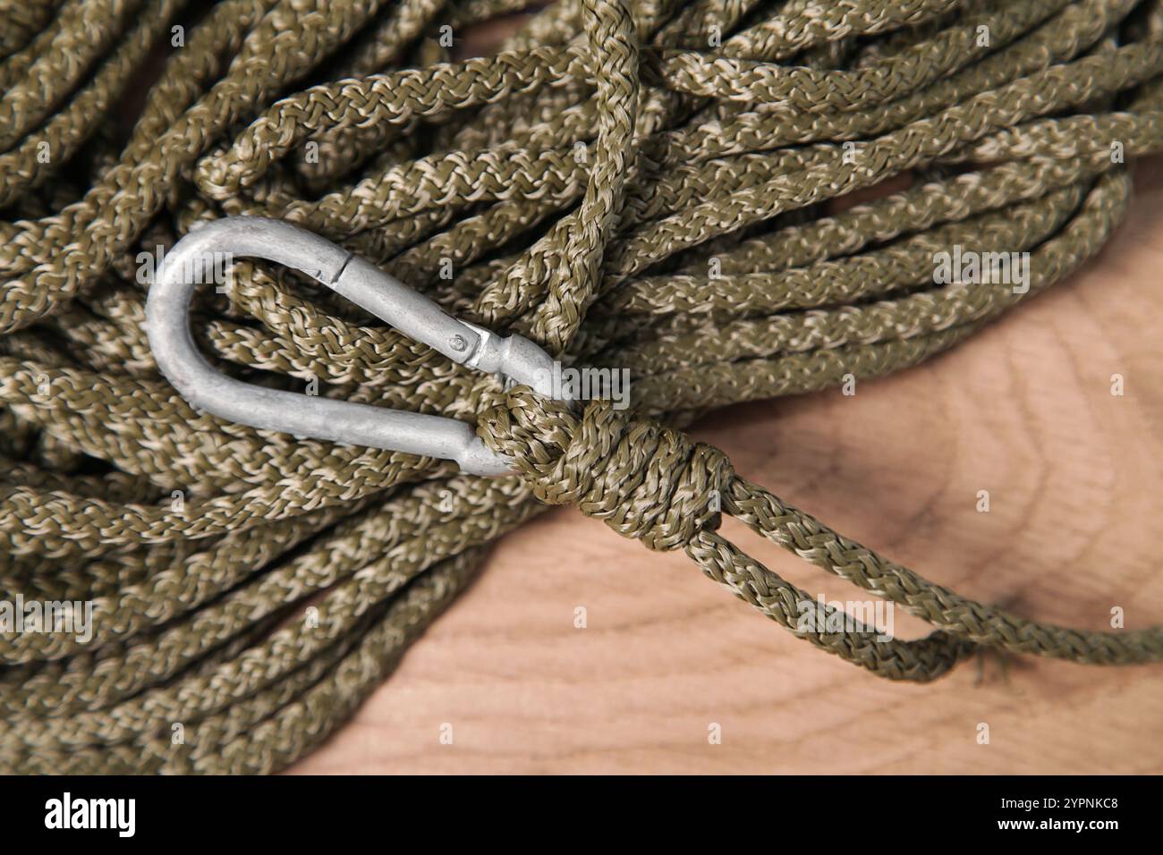 Nœuds à grimper. Mousqueton, nœuds glissants, nœuds de renforcement, nœud de pendule. Khaki militaire, survie, équipement de sécurité d'alpinisme. Banque D'Images