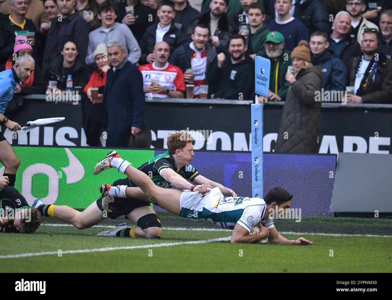 Santi Carreras de Gloucester en action lors du Gallagher Premiership Rugby match opposant Northampton Saints contre Gloucester Rugby au Cinch Stadium le 30 novembre 2024 à Londres, en Angleterre. Banque D'Images