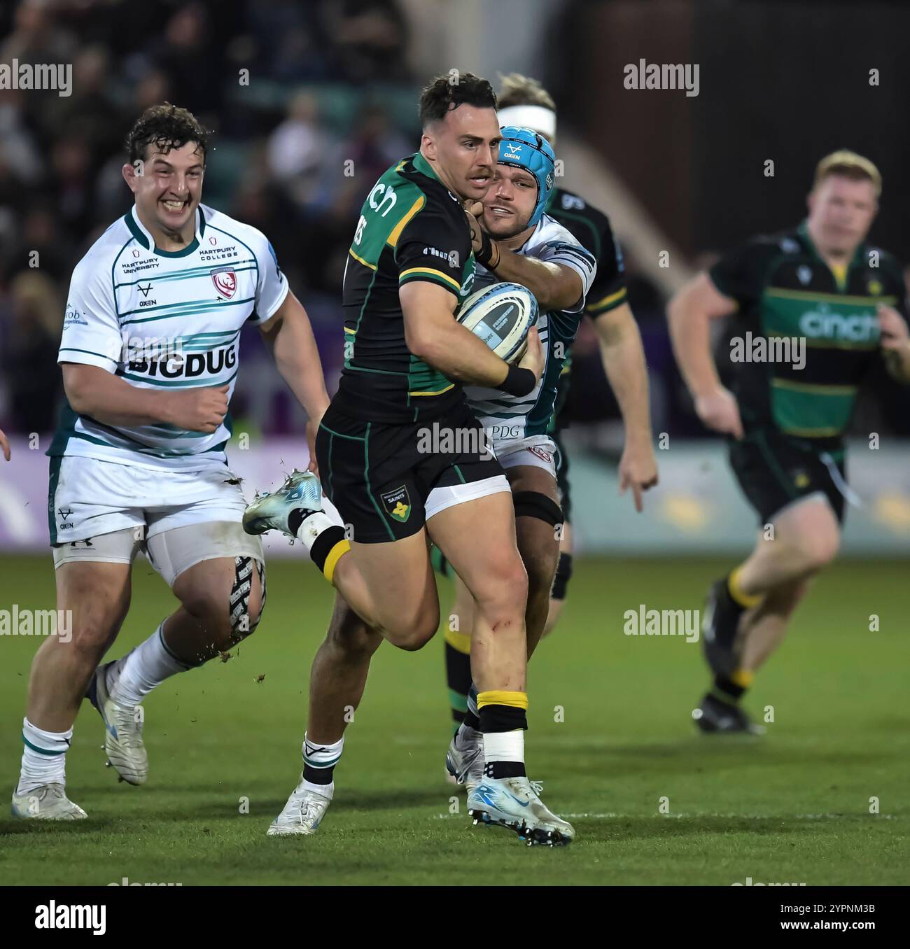 Tom James de Northampton en action lors du Gallagher Premiership Rugby match opposant les Northampton Saints à Gloucester Rugby au Cinch Stadium le 30 novembre 2024 à Londres, en Angleterre. Banque D'Images