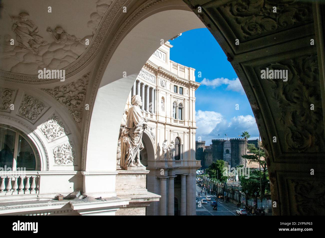 Point de vue inhabituel. Aperçu suggestif de la façade de la Galleria Umberto I à Naples avec le château Maschio Angioino en arrière-plan Banque D'Images