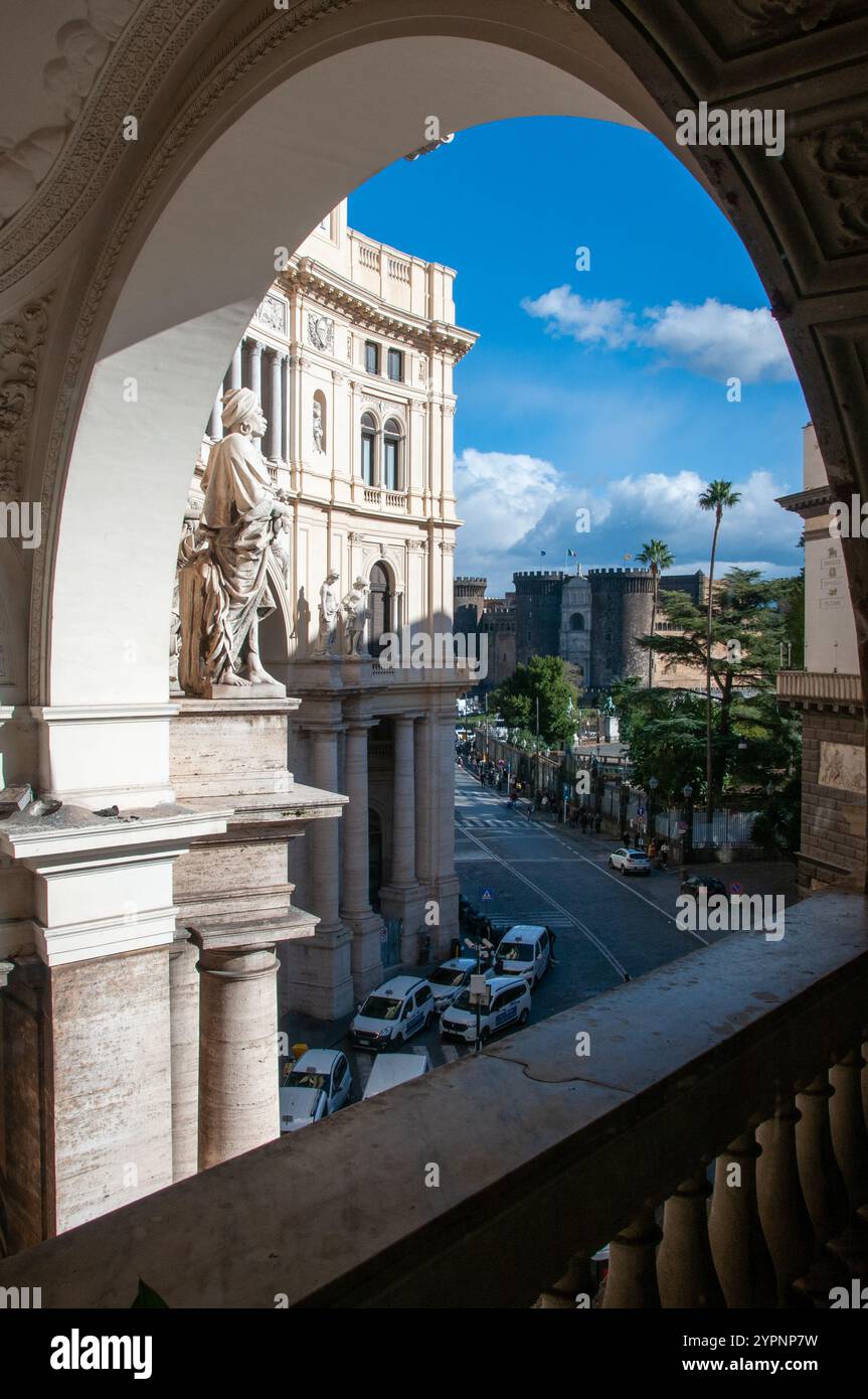 Point de vue inhabituel. Aperçu suggestif de la façade de la Galleria Umberto I à Naples avec le château Maschio Angioino en arrière-plan Banque D'Images