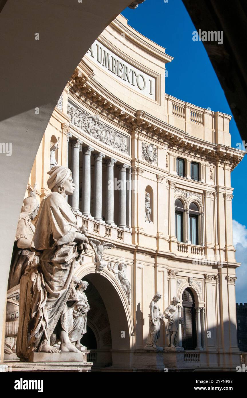 Point de vue inhabituel. Aperçu suggestif de la façade de la Galleria Umberto I à Naples avec le château Maschio Angioino en arrière-plan Banque D'Images