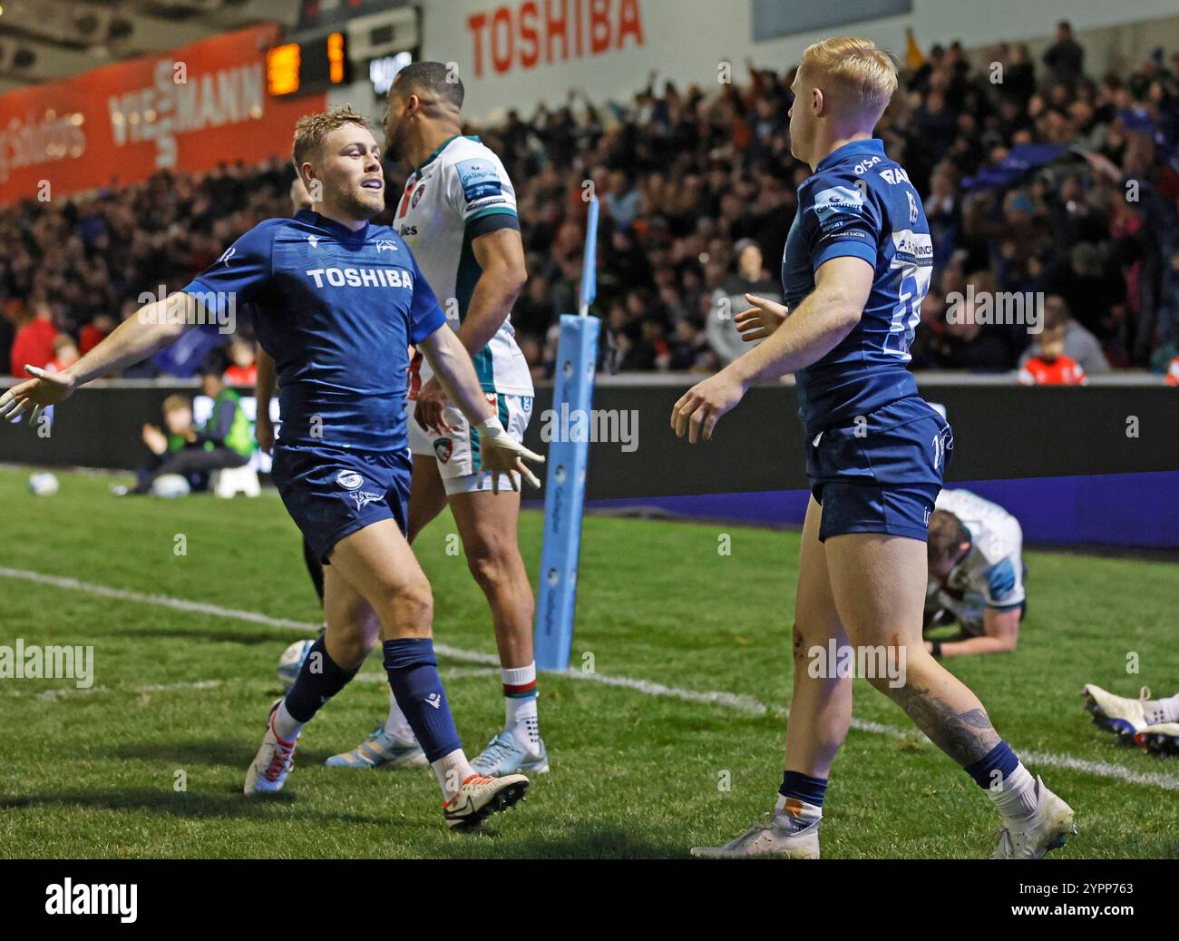 Salford, Lancashire, Royaume-Uni. 1er décembre 2024 ; Salford Community Stadium, Salford, Lancashire, Angleterre; Gallagher Premiership Rugby, Sale Sharks contre Leicester Tigers ; Arron Reid de Sale Sharks est félicité par Gus Warr de Sale Sharks après avoir marqué à la 41e minute crédit : action plus Sports images/Alamy Live News Banque D'Images