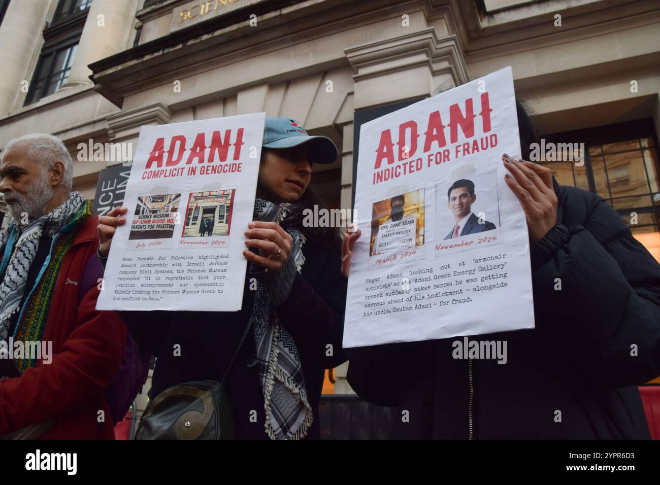 Londres, Royaume-Uni. 1er décembre 2024. Les manifestants tiennent des pancartes avec des informations sur Adani pendant la manifestation devant le Musée des Sciences contre le parrainage d'Adani. Le groupe Adani, dont le fondateur et président Gautam Adani fait face à des accusations de fraude aux États-Unis, est le plus grand producteur mondial de charbon et, selon les militants, a des liens avec les fabricants d'armes qui approvisionnent Israël. Crédit : SOPA images Limited/Alamy Live News Banque D'Images