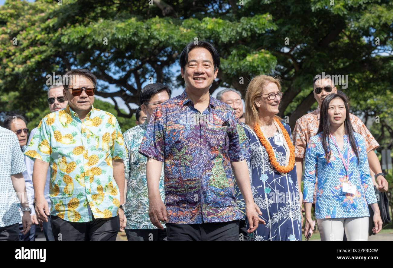 Honolulu, États-Unis. 30 novembre 2024. Le président de Taïwan, Lai Ching-te, au centre, reçoit une visite du terrain par Dee Jay Mailer, PDG du Bishop Museum, 2e à droite, au musée de la culture indigène hawaïenne, le 30 novembre 2024 à Honolulu, Hawaï. Crédit : Liu Shu Fu/Bureau présidentiel de Taiwan/Alamy Live News Banque D'Images