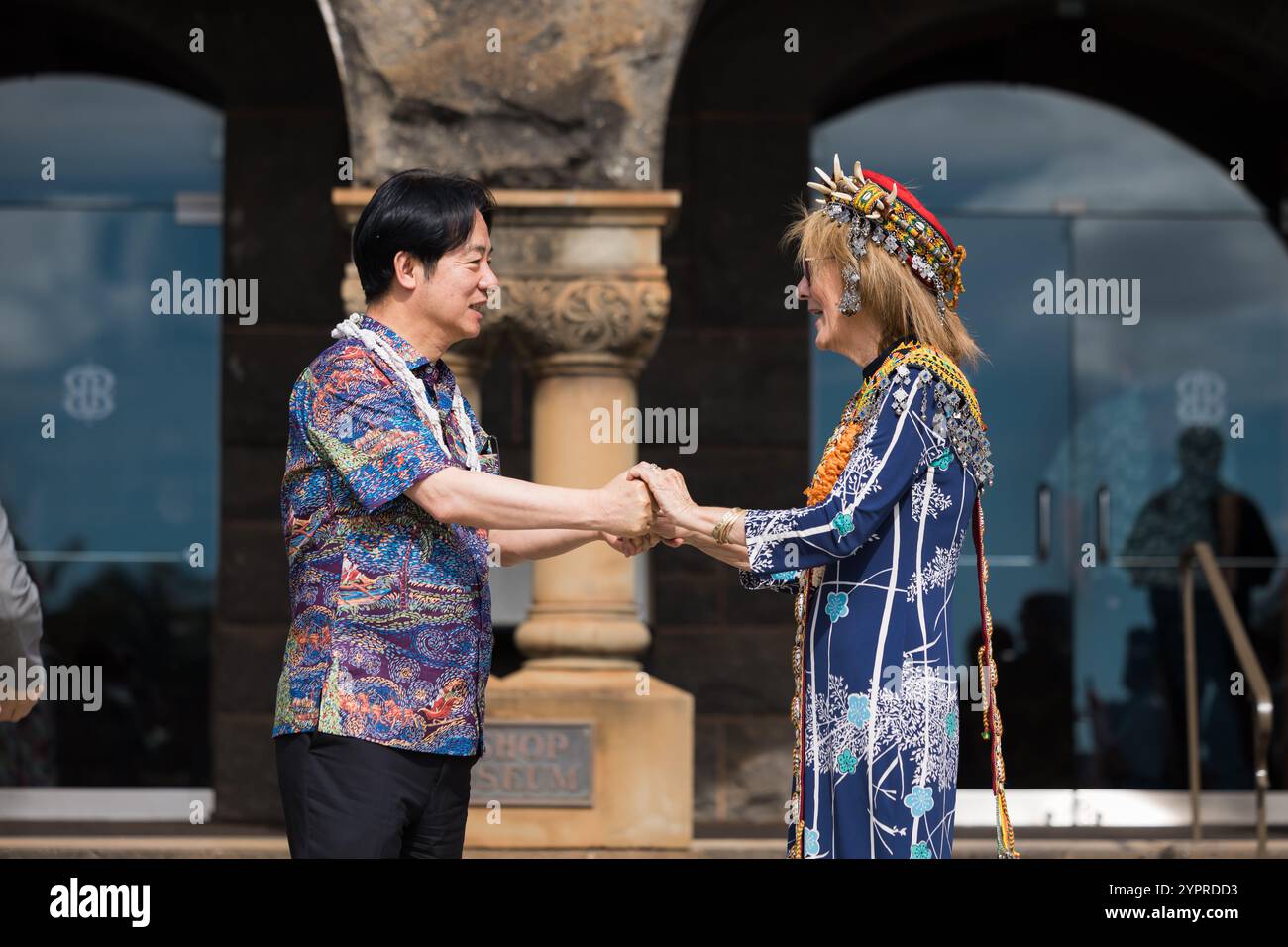 Honolulu, États-Unis. 30 novembre 2024. Le président taïwanais Lai Ching-te, à gauche, est accueilli par Dee Jay Mailer, PDG du Bishop Museum, à droite, lors d'une visite au musée, le 30 novembre 2024 à Honolulu, Hawaï. Crédit : Liu Shu Fu/Bureau présidentiel de Taiwan/Alamy Live News Banque D'Images