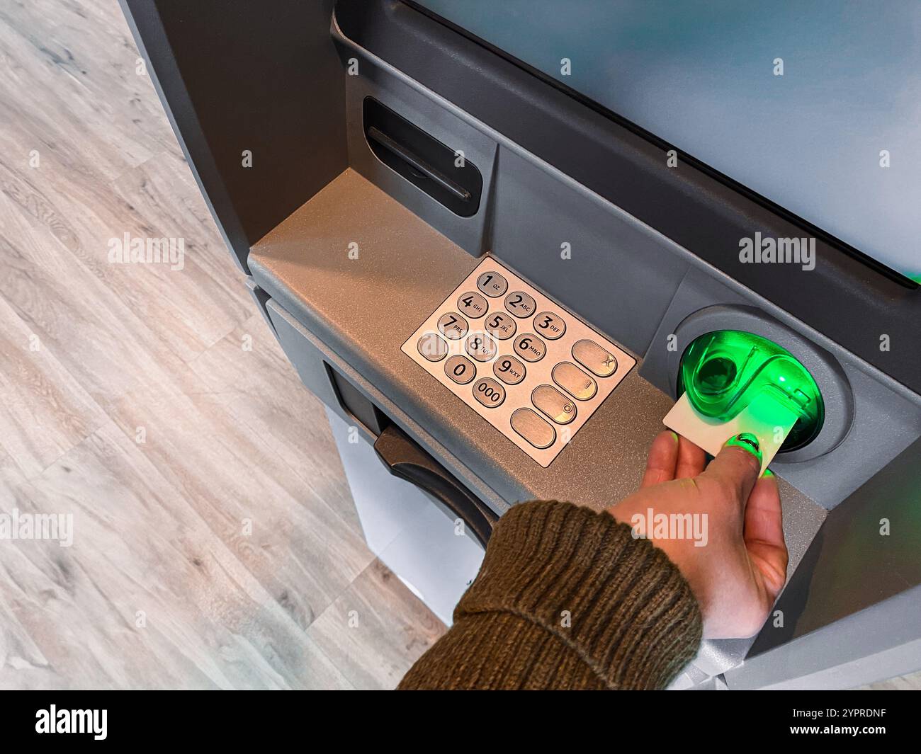 Personne retirant de l'argent au guichet automatique. Retirer du compte bancaire à l'aide d'une carte de débit. Guichet automatique bancaire sécurisé. Retirez de l'argent du distributeur de billets. Financier Banque D'Images