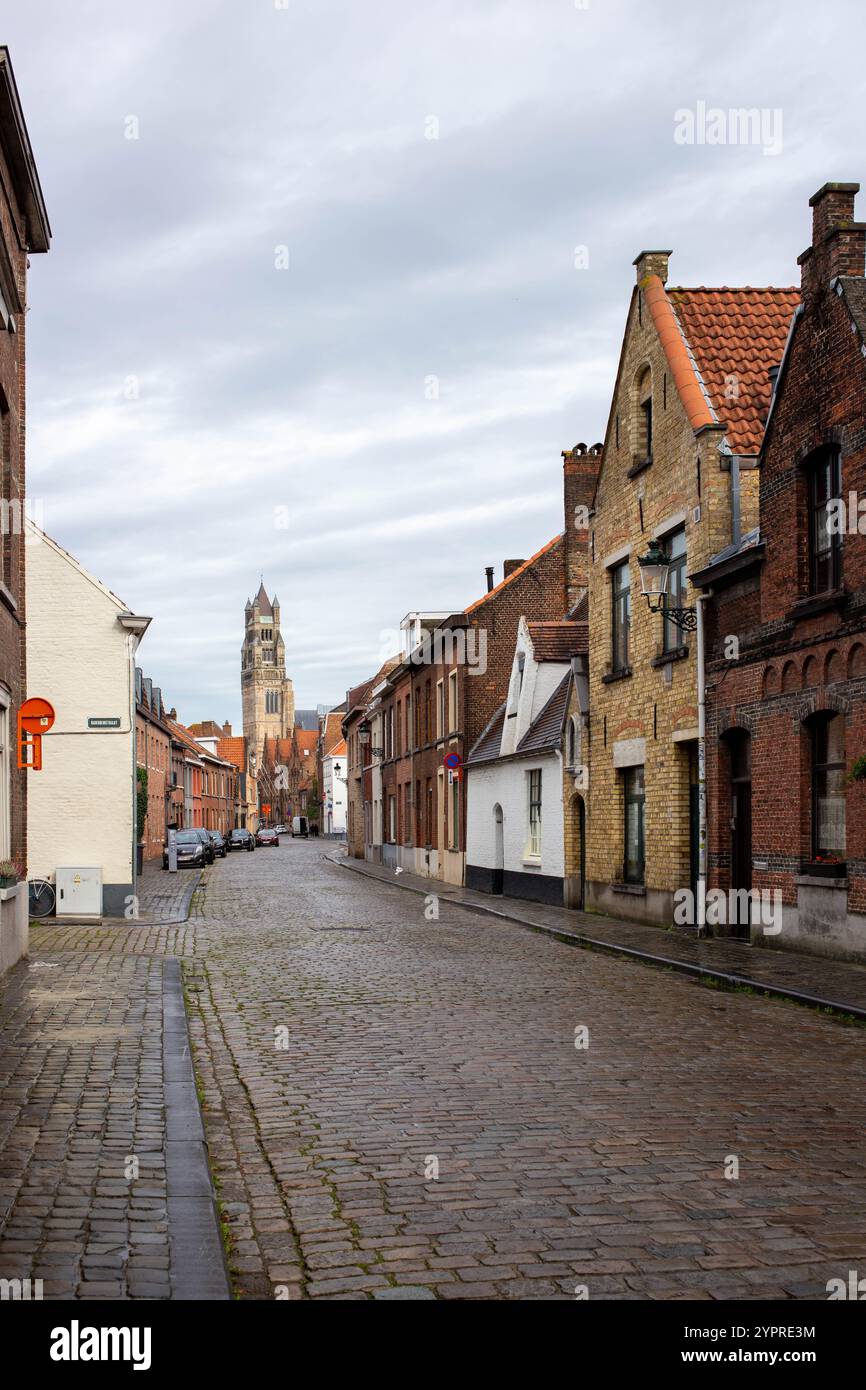 Portes de vieilles maisons et vélos dans une ville européenne. Banque D'Images