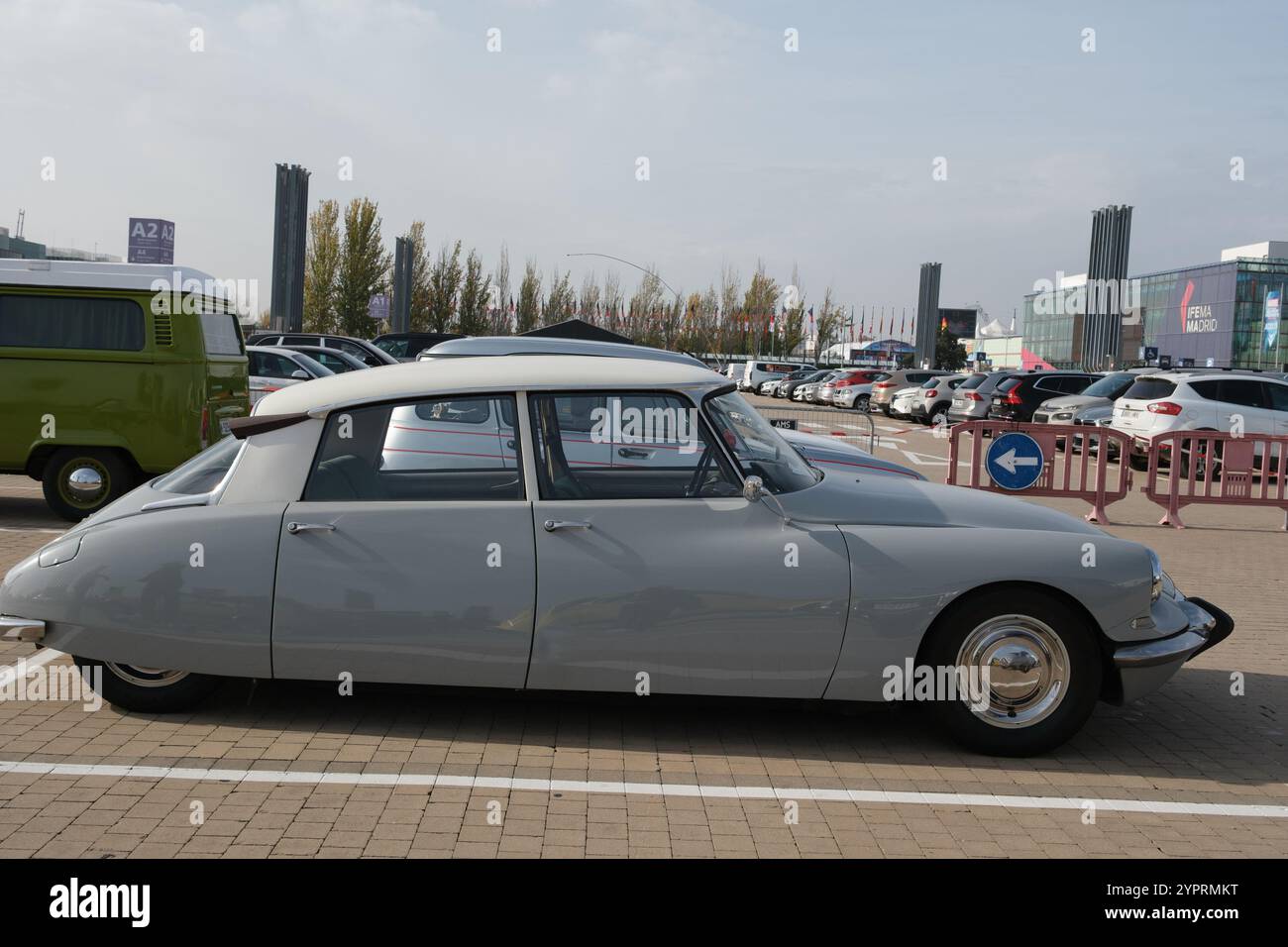 Madrid, Espagne. 1er décembre 2024. Voitures classiques pendant le salon Retromóvil à Ifema Madrid, 30 novembre 2024 Espagne crédit : Sipa USA/Alamy Live News Banque D'Images