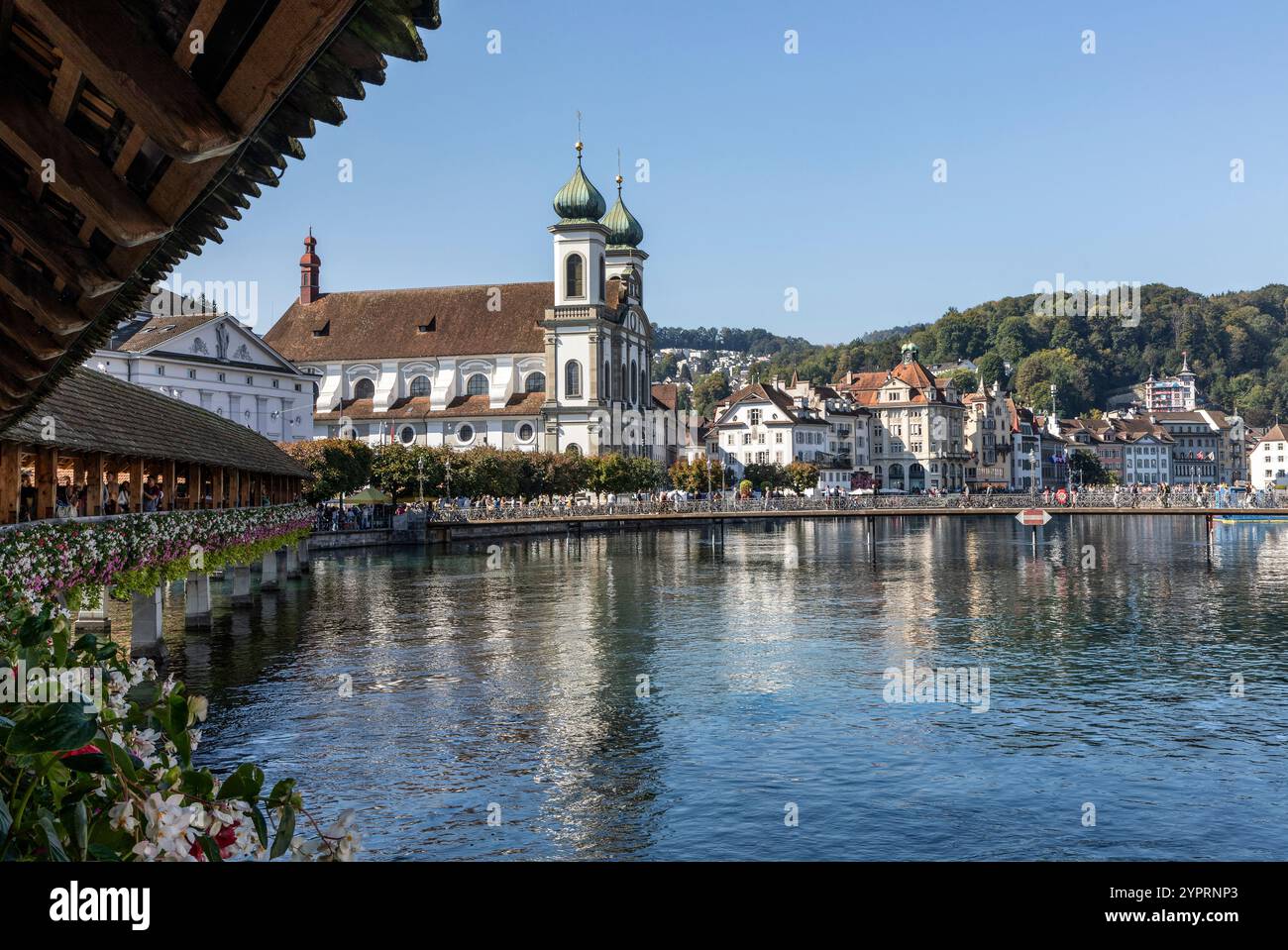 front de mer de la rivière reuss et église jésuite à lucerne suisse du pont de la chapelle jour ensoleillé Banque D'Images