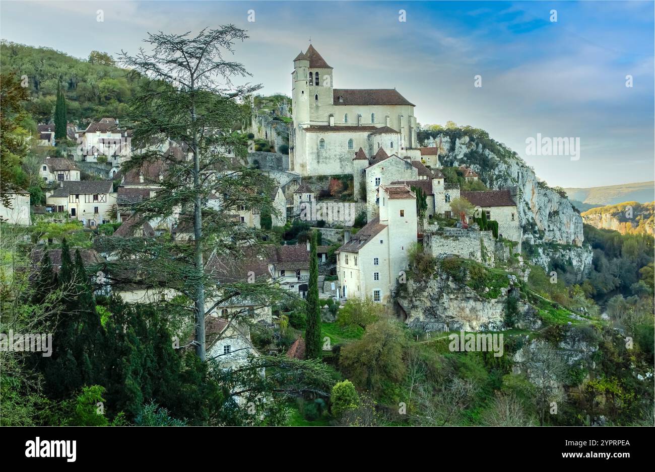 Le Cirque de Poppie, Vallée du Lot, France - 13 novembre 2024 - Un village pittoresque et ancien perché sur une colline avec une église au centre Banque D'Images