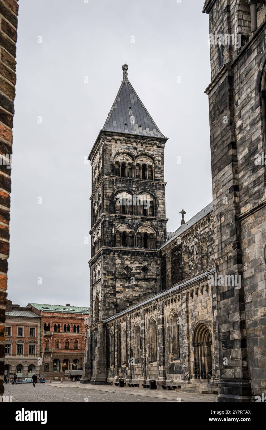 Cathédrale de Lund et la grande tour dans une image verticale, Lund, Suède, Novemmber 30, 2024 Banque D'Images