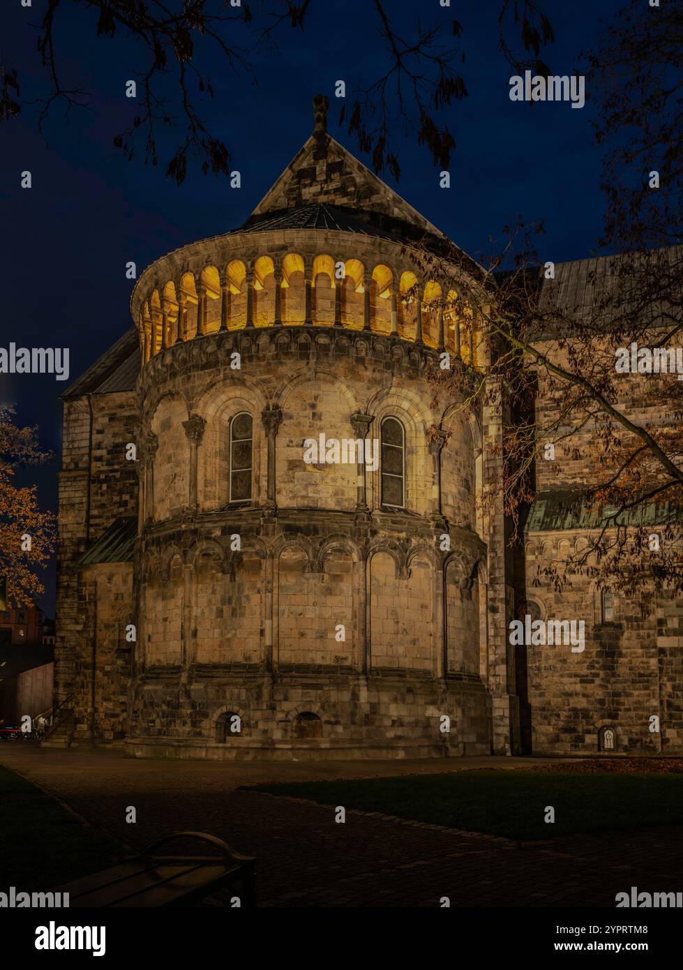 Abside de la cathédrale de Lund la nuit avec des arches illuminées, Lund, Suède, 30 novembre 2024 Banque D'Images