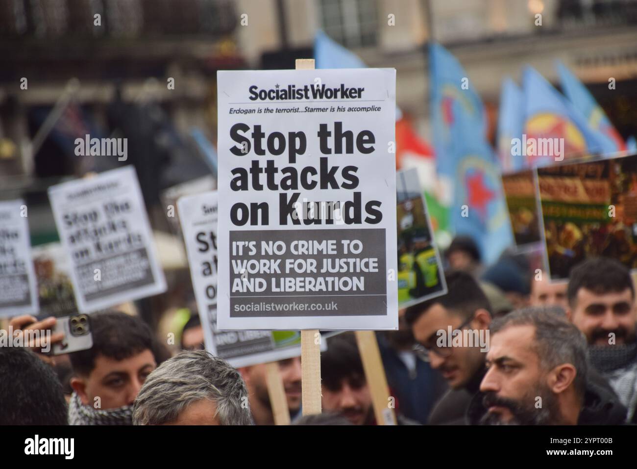 Londres, Royaume-Uni. 1er décembre 2024. Un manifestant à Trafalgar Square tient une pancarte « arrêtez les attaques contre les Kurdes » pendant la manifestation. Les manifestants ont défilé en solidarité avec les Kurdes en réponse aux récentes arrestations de membres de la communauté kurde à Londres par la police antiterroriste. Crédit : SOPA images Limited/Alamy Live News Banque D'Images